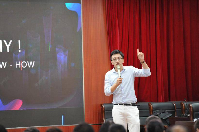 随后,金文英主任和高宇副镇长一起宣布培训会正式开课.