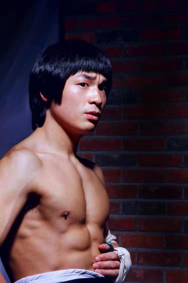 飞龙|原创现代李小龙炮轰陈柏霖：你和张天爱的吻戏太恶心，和李晨有一拼