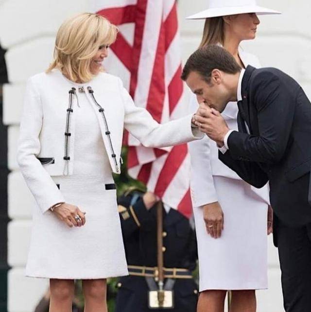 母亲梦见儿子穿着白色衣服回家，寓意与解析