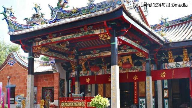 马来西亚特色寺庙，生活着数以万计的蛇，竟成为当地十大名胜之一
