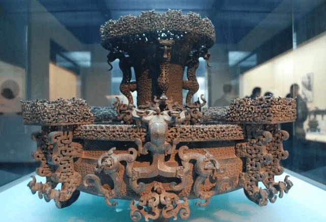 战国古墓出土的一件青铜文物 至今未作为孤儿复原 已被限制出境展览