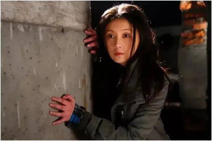 养三娃、欠5.3亿、限制出境，昔日阔太如何就活