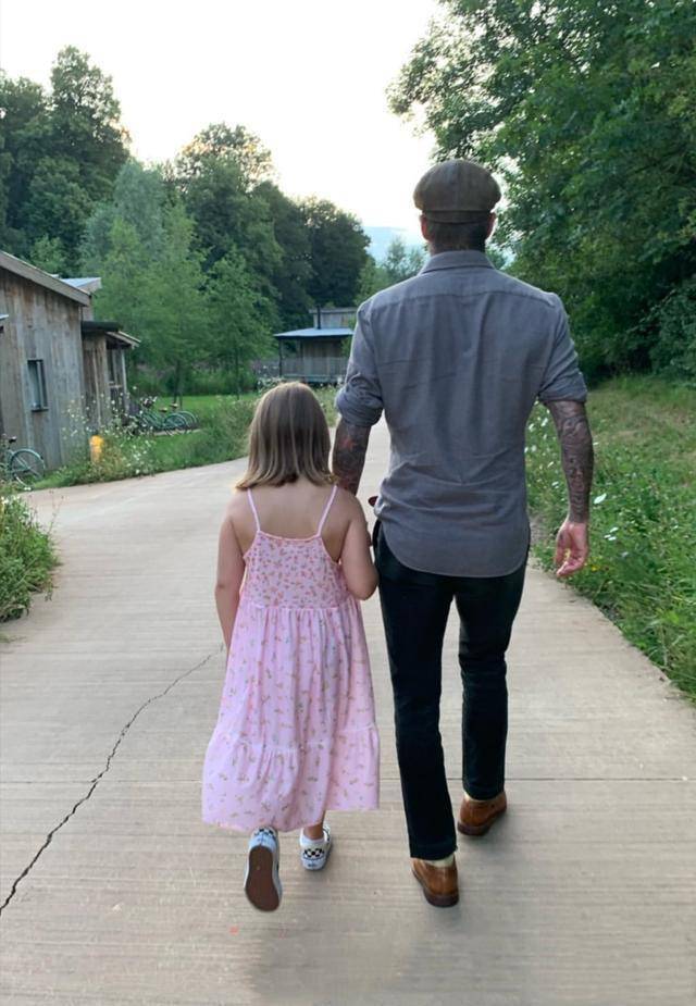 衣服|贝克汉姆女儿9岁生日！小七穿中国红学书法，老爸的字写得真不赖