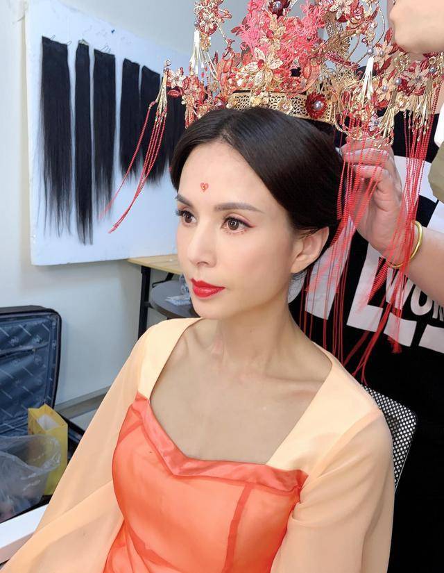 耍大牌？李若彤要工作人员为她穿鞋，6人齐上场