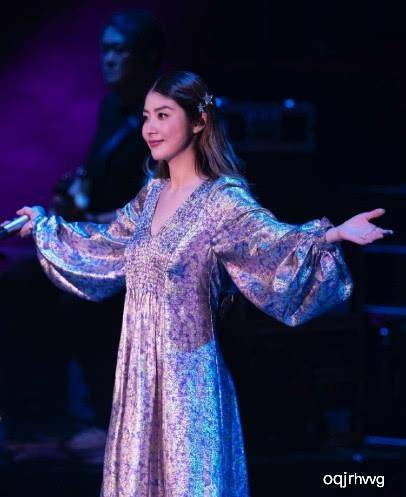 风衣|陈慧琳罕见亮相活动,一袭蓝色风衣好迷人,不过这鞋子是认真的吗