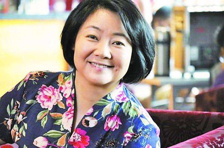 她出道24年零绯闻，和初恋结婚，如今51岁仍在演