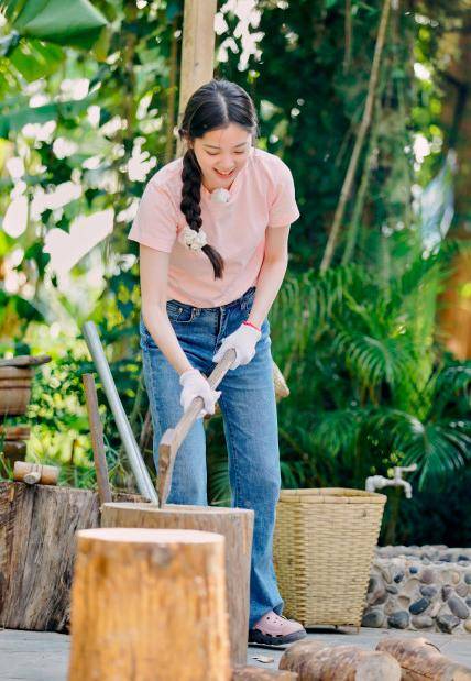 当红小花私下竟是这样？两位助理侍候左右，帮
