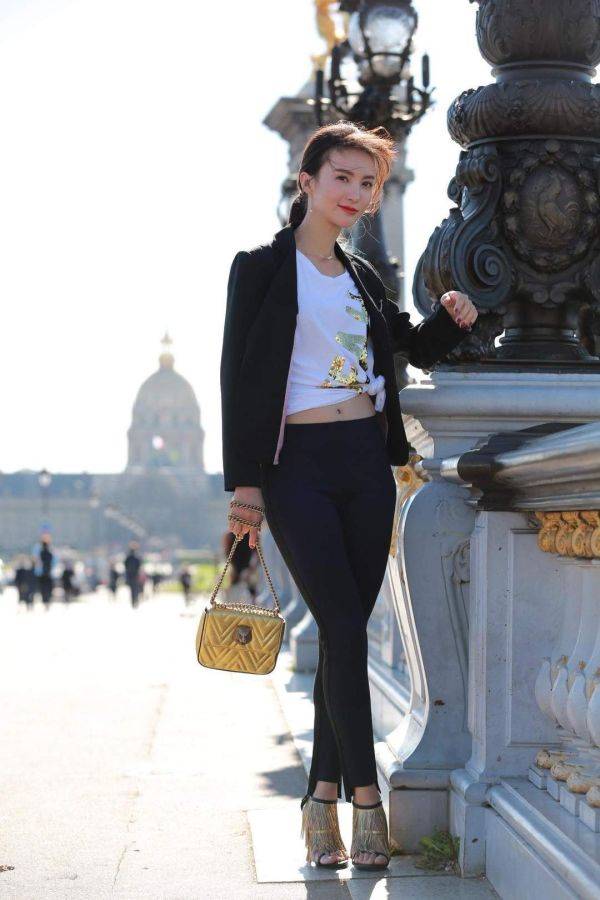 健美裤|金晨在国外真“招摇”，黑色西装配“健美裤”街拍，这身材看呆了