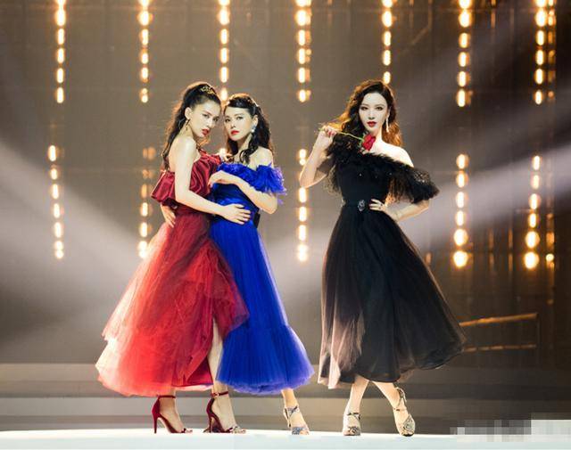 白冰|公演穿啥?白冰“卫生纸”裙是大牌新款,钟丽缇定制设计货不对板