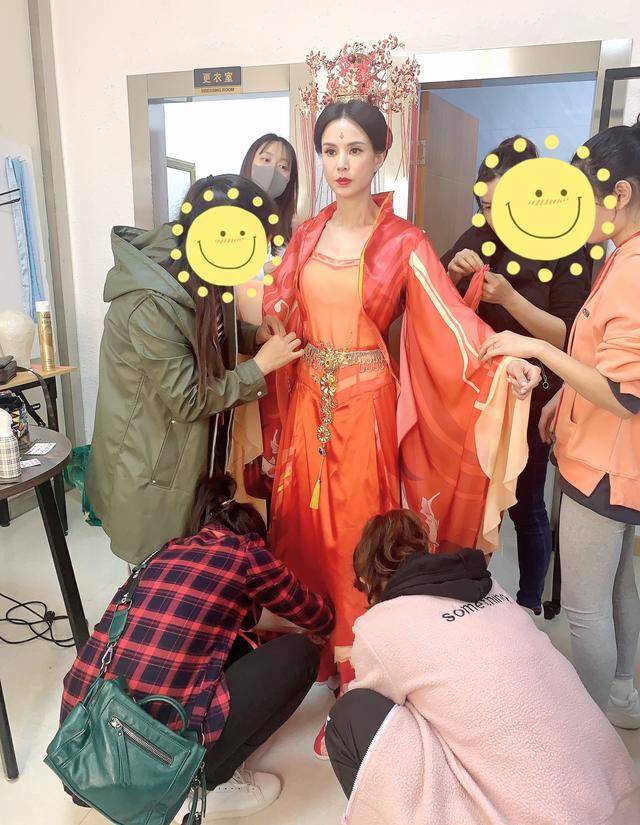 耍大牌？李若彤要工作人员为她穿鞋，6人齐上场