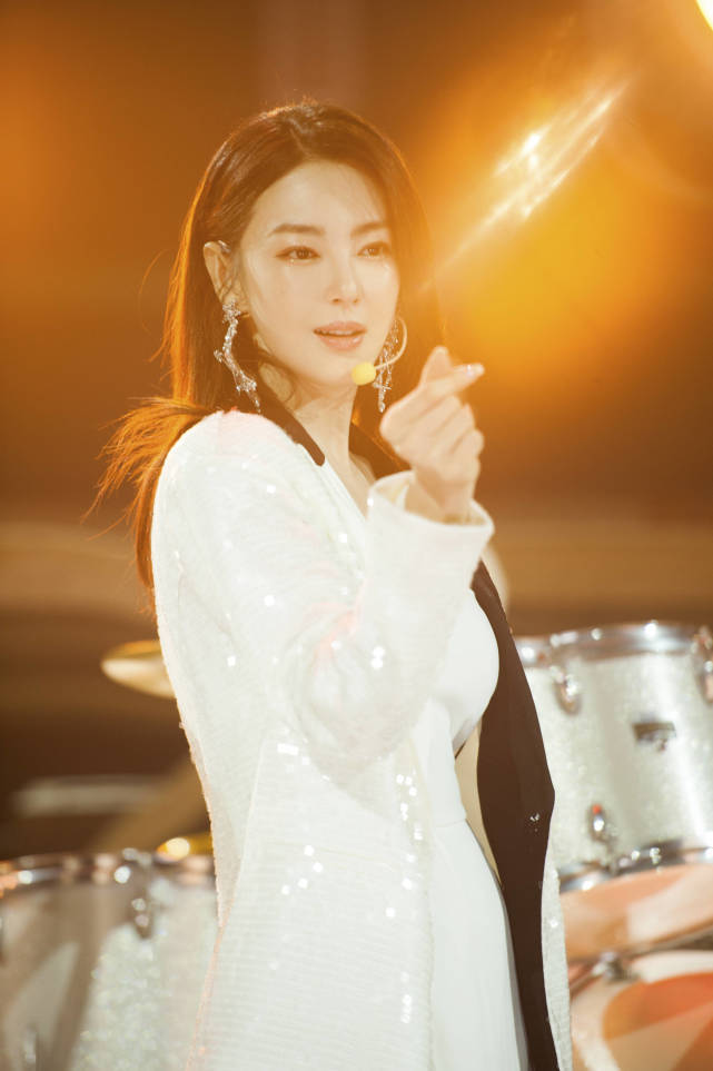 清醒|原创人间清醒张雨绮，不能够只靠人气，但获得第一名同样被质疑