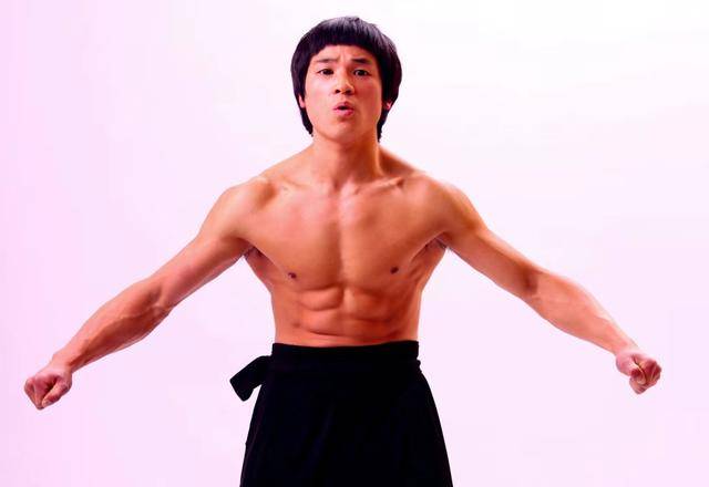 井柏然|原创现代李小龙炮轰井柏然：你哪点配得上古力娜扎，连男三号都混不上