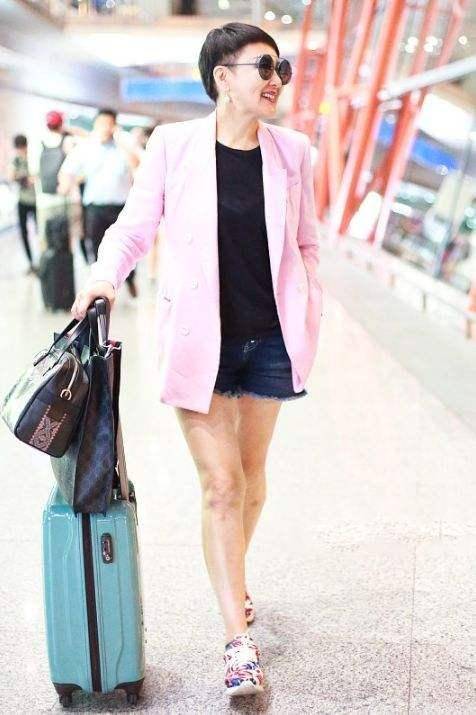 连衣裙|五六十岁妈妈穿衣如何避免大妈感？跟着张凯丽周涛穿，优雅端庄