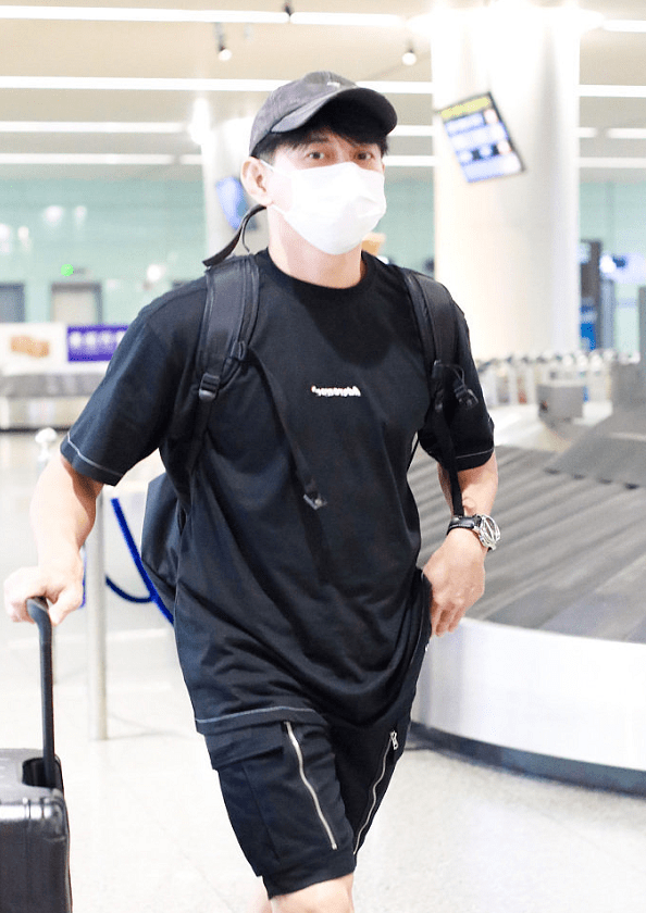 吴奇隆|吴奇隆身穿黑色短袖短裤酷帅有型，手臂肌肉壮硕，型男范儿爆棚！