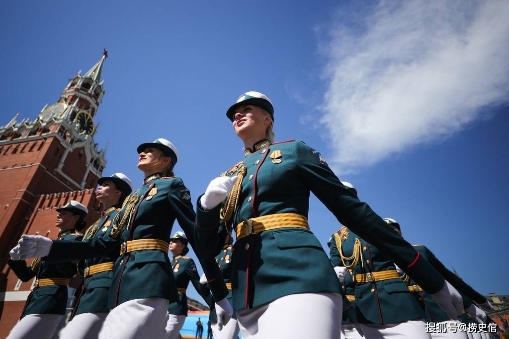 红场阅兵式的女兵,不知有哪国女兵比她们还美?