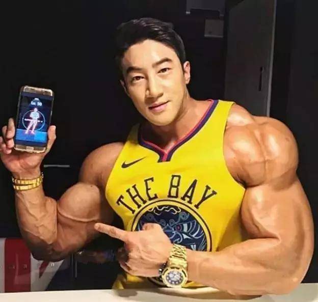 同时一身强壮的肌肉甚至超越了许多欧美健身者,在韩国健美界中,黄哲勋