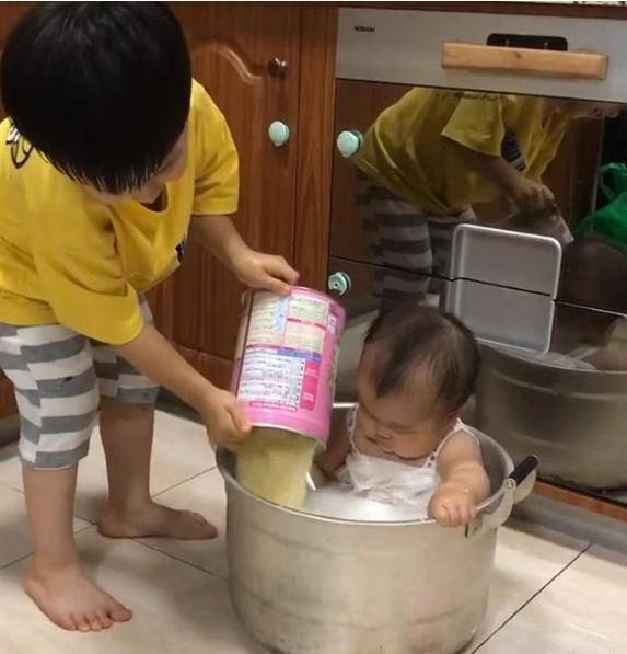 原创熊孩子趁妈妈不注意，准备把弟弟炖汤，被发现时“大料”都已放好