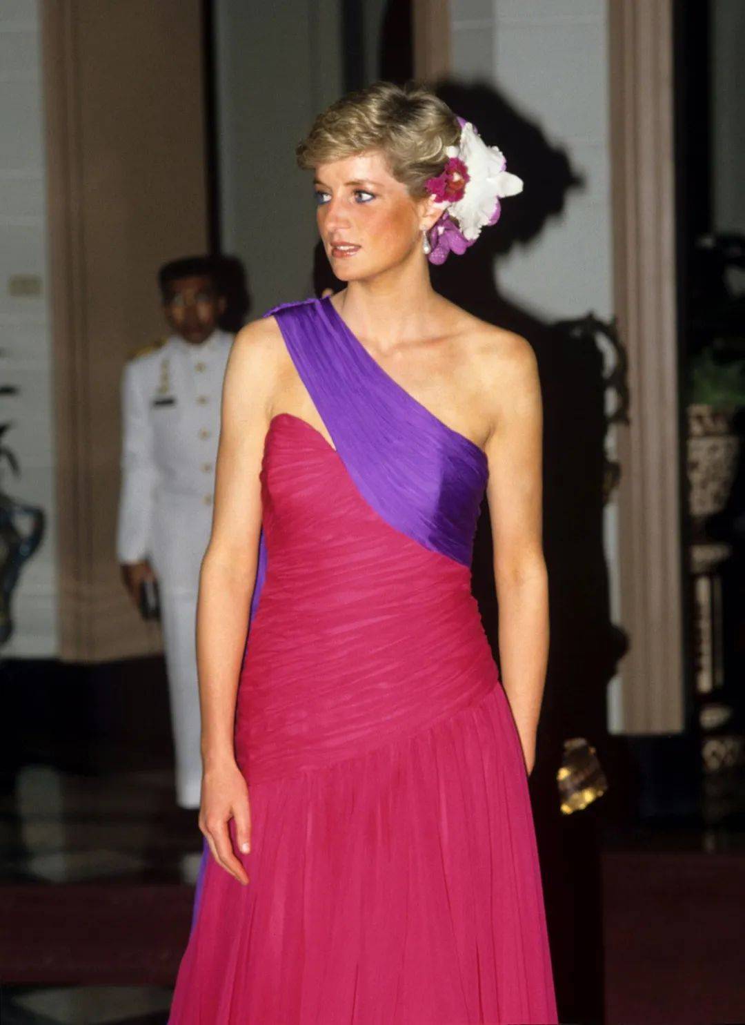 屈膝礼|27岁戴安娜拜见泰王,行屈膝礼目光温柔,国王对美女王妃关切欣赏