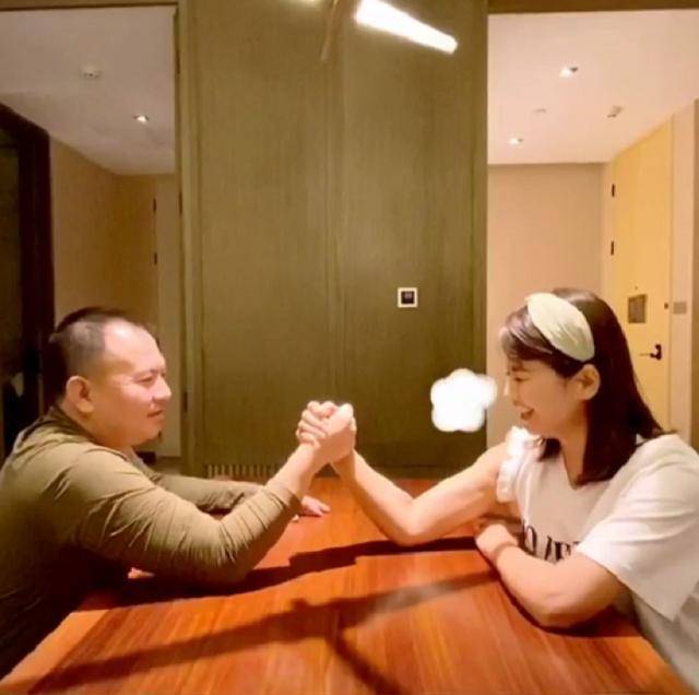 刘涛深夜撒狗粮,与老公王珂甜蜜互动