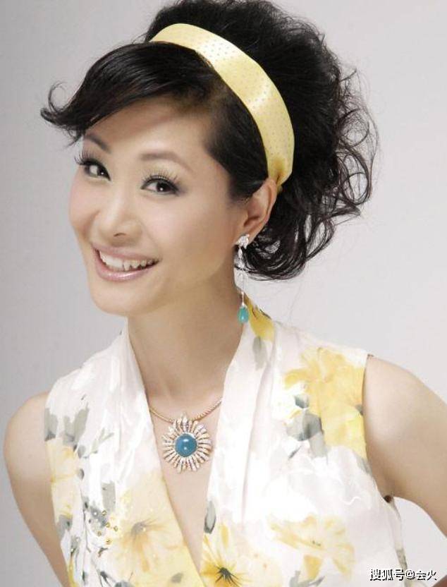 对方|原创于文华被男星故意贴身挤坐？对方手勾其肩部，被网友直批心术不正