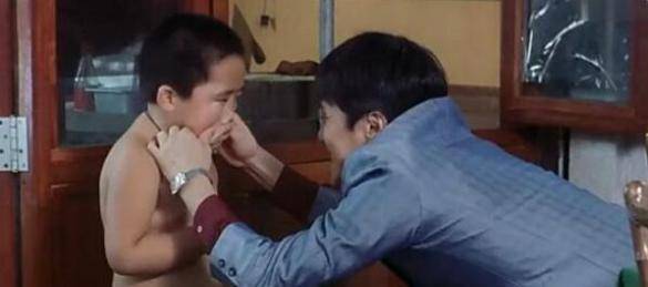 《喜剧之王》那个不穿衣服乱跑的小胖子,周星驰都被逗笑了,今帅得认不