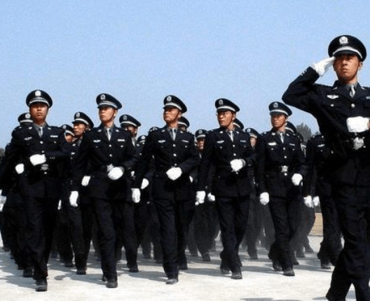 我国的警察等级分为十三个等级,其中又分为不同等级的警员,警司,警督