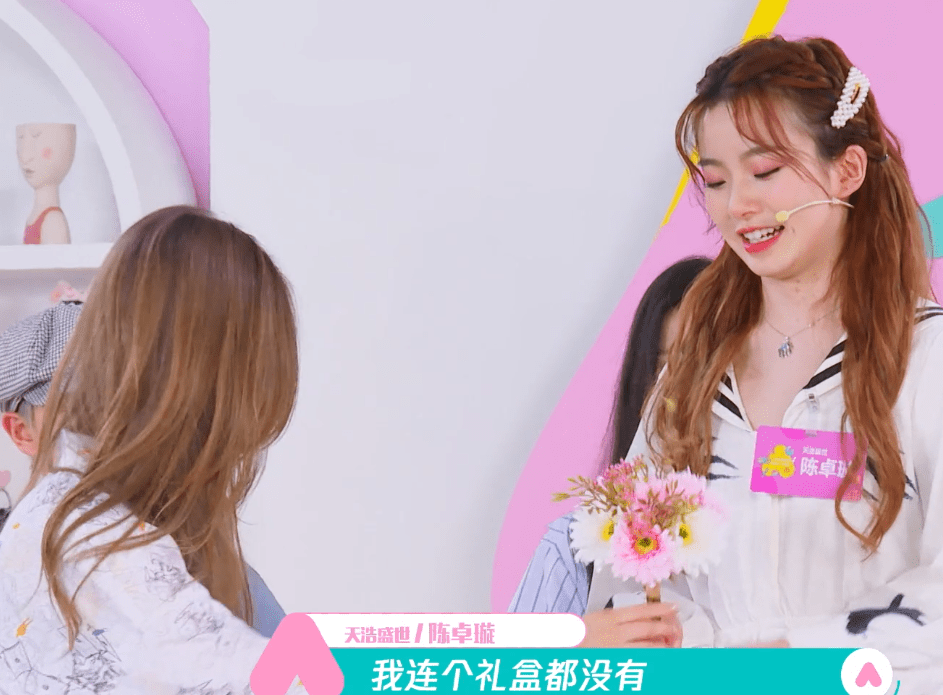 原创《少女屋》陈卓璇获奖,节目组却没准备礼盒,徐艺洋的做法超暖心