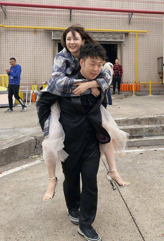 耳语|原创沈梦辰被淘汰时，吴昕顿时神伤离座，相拥耳语击碎多年不和传闻