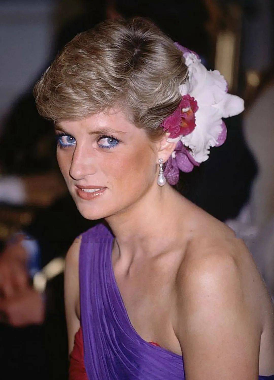 屈膝礼|27岁戴安娜拜见泰王,行屈膝礼目光温柔,国王对美女王妃关切欣赏