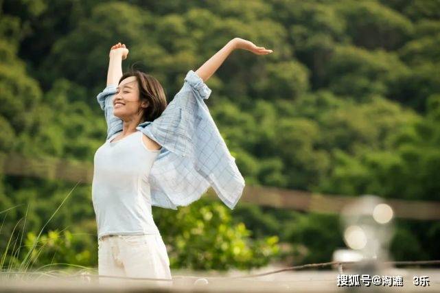 宁静泳衣照,黄圣依眼角含泪,乘风破浪的少女惊艳了时光
