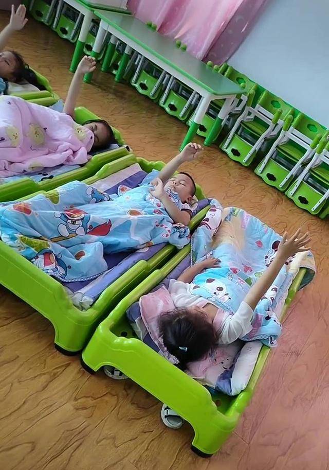 幼儿园宝宝午睡,老师试探有没有宝宝假睡,宝宝们的表现让老师无法淡定