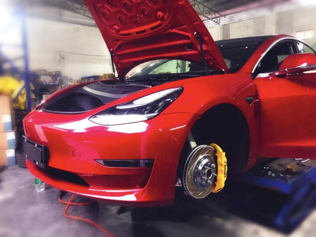 特斯拉Model S Plaid极限刹车测试 连刹8次刹车片竟着火--快科技--科技改变未来