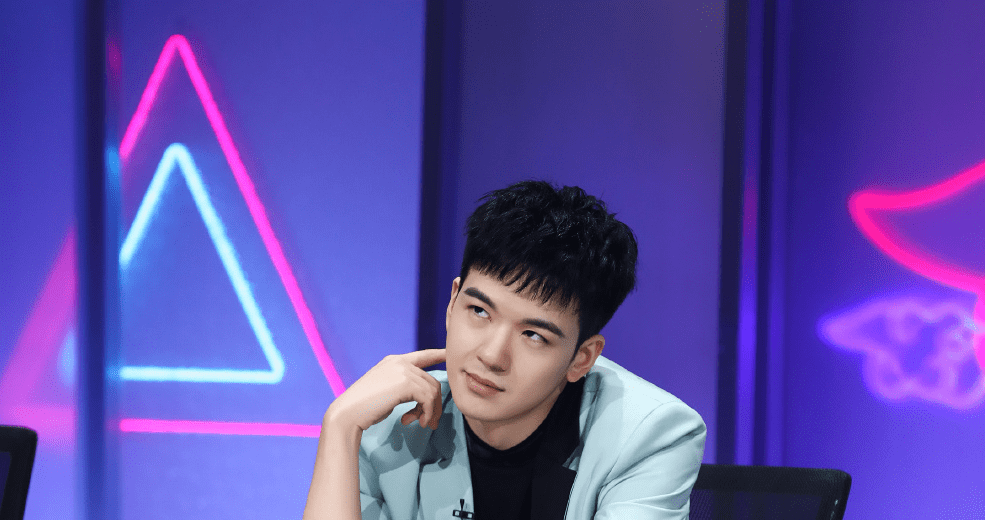 长发|原创不受仝卓事件影响！郑云龙现身拍新戏，长发搭白衬衫辨识度高