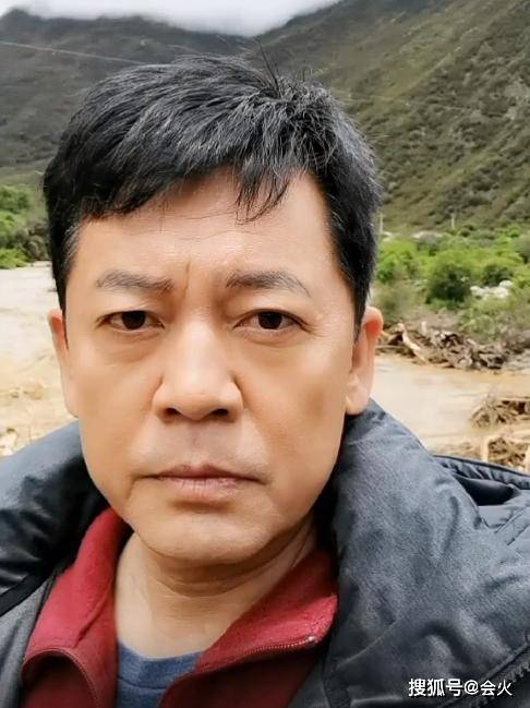 视频|原创58岁何政军露面，讲拍戏惊险一刻，水洪爆发遇泥石流古树连根折断