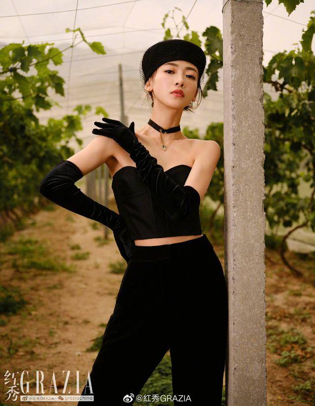 Dior|吴谨言再登杂志封面,纯黑套装大秀美背,画面洋溢着法式优雅