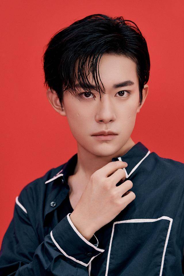 look|200605 易烊千玺今日发布会look 简约衬衫干净利落来相见