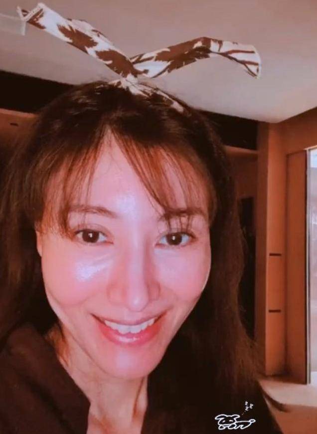 50岁李嘉欣晒素颜自拍照,模样大变认不出,憔悴衰老很怪异