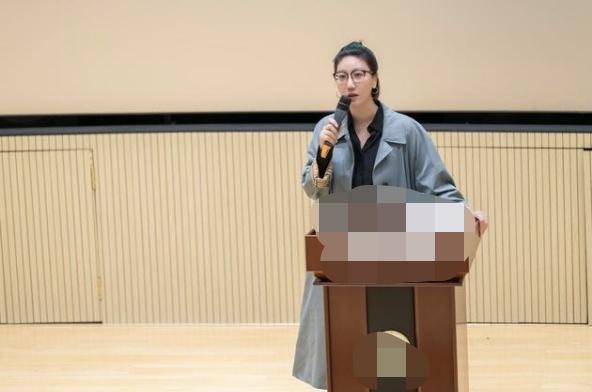 把伊能静万茜问到脸色突变，毒舌主持人易立竞