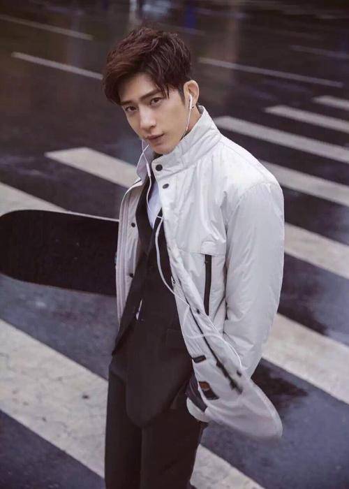 中国男演员片酬排行榜_全球男演员收入排行榜出炉,中国仅一人上榜,年收入超4亿!