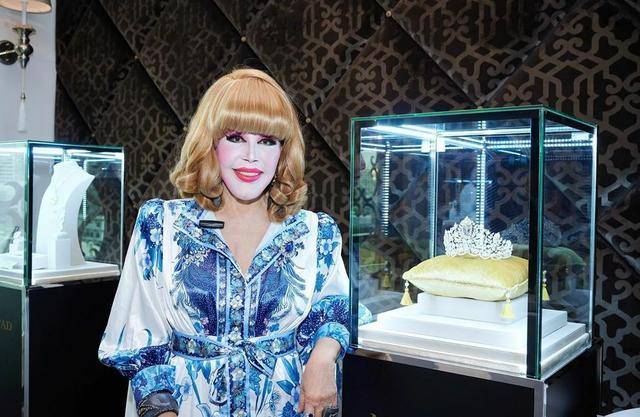 假面具|81岁富婆每天化浓妆，脸部僵硬像戴假面具，得癌不忘和男模拍写真