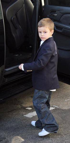 18岁罗密欧晒与女朋友合影，扎着小辫五官与贝嫂