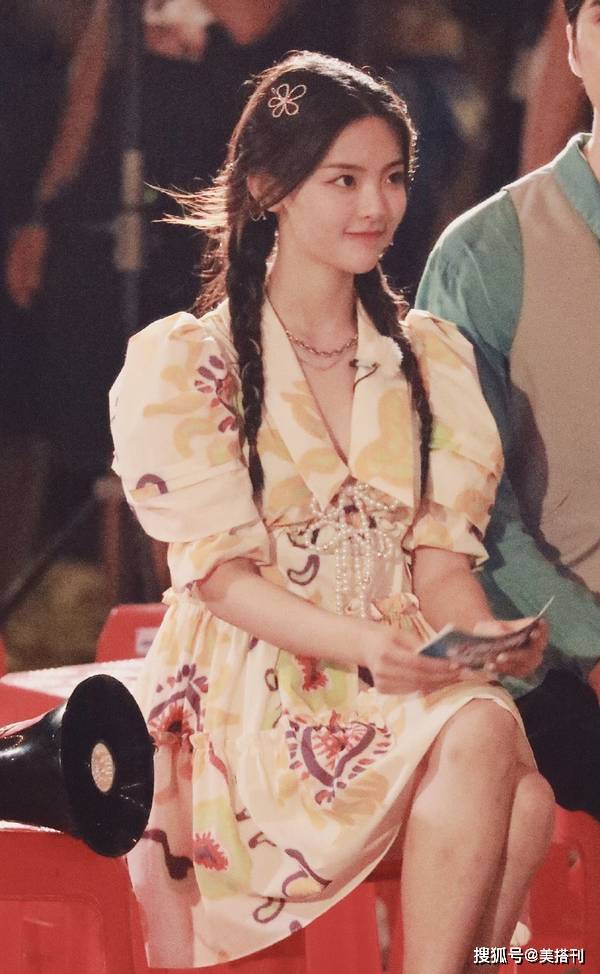 杨幂|双麻花辫今天夏天火了！杨幂鞠婧祎赵丽颖都在扎，发量少更好看哦