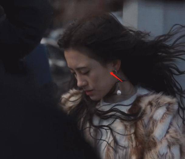 阴影|原创鞠婧祎遭遇强风发际线被吹起，阴影粉涂太多场面尴尬