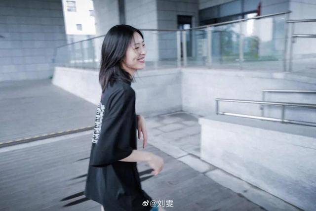 刘雯学|不能出门旅行？跟着大表姐刘雯学度假风穿搭，云度假可好？