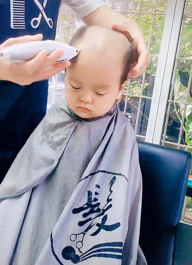 妈妈带娃去理发，理发师一阵操作猛如虎，新发型让宝宝生无可恋