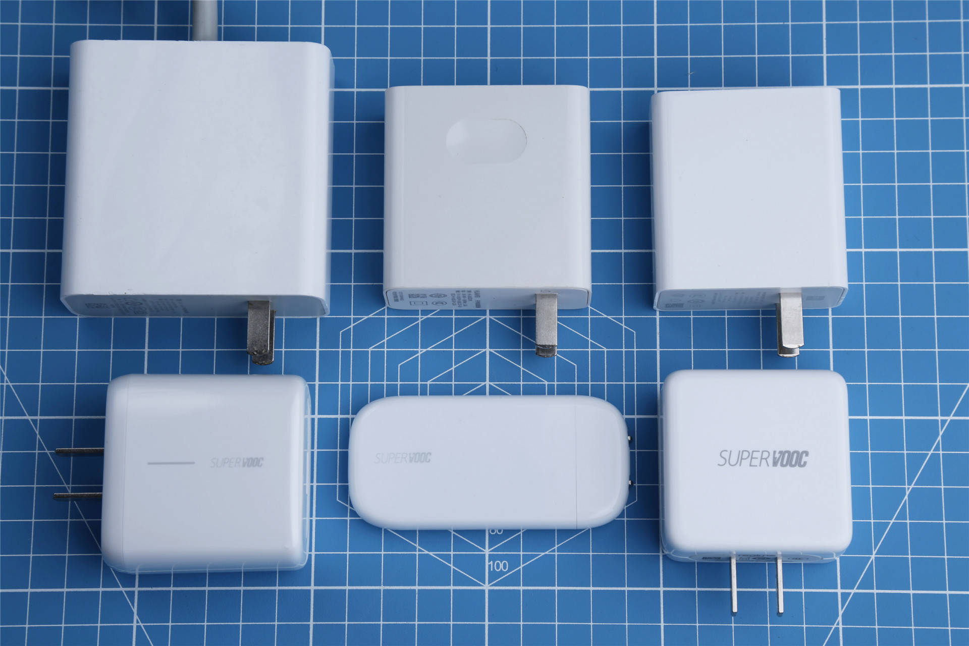 充电器|能装进口袋的50W，OPPO饼干超闪充电器评测