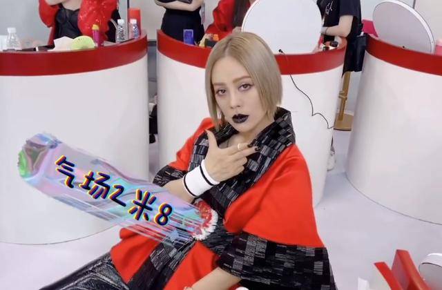 女明星|原创伊能静用发卡当耳环、张雨绮的脏辫绑了一夜，姐姐的妆容藏满心机