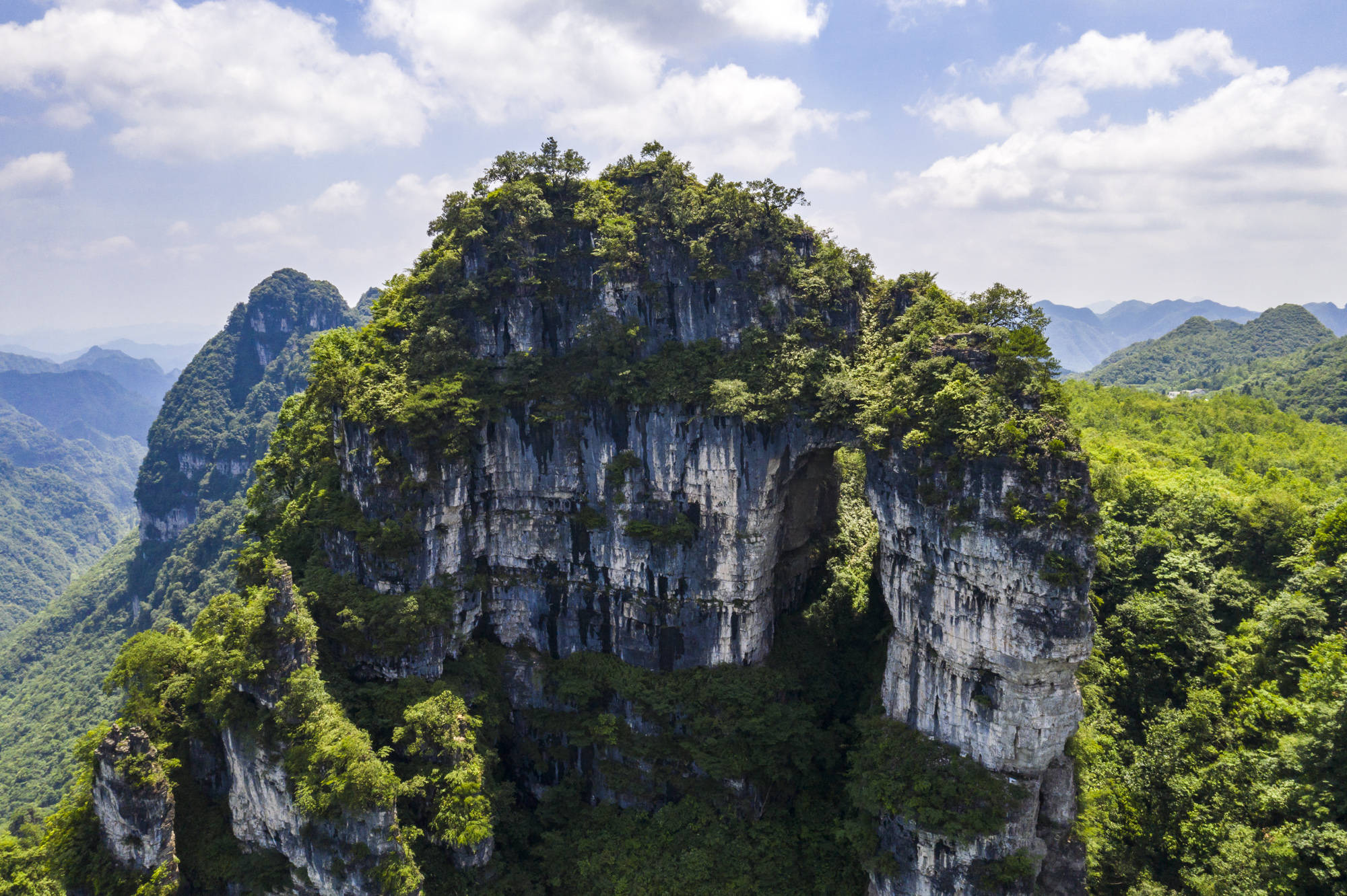 纳雍县属于贵州毕节市,毗邻大方县和织金县,因县城南部有一条纳雍河