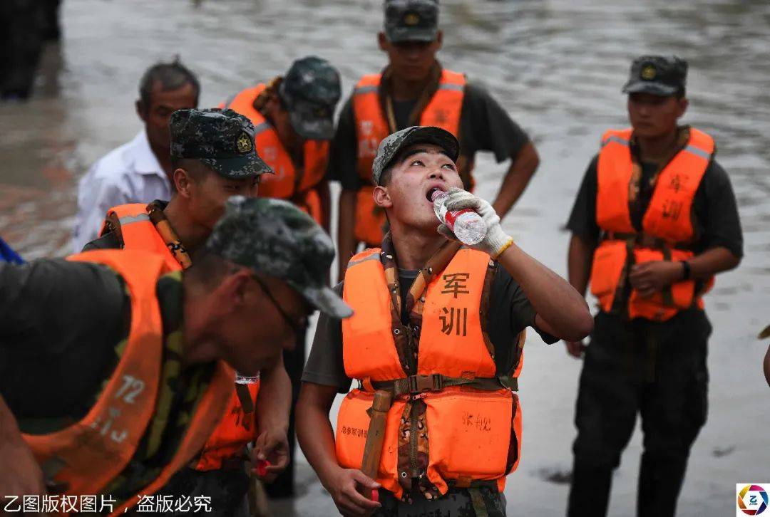 原创一脸泥巴坐地上吃饭,致敬长江大堤上的抗洪勇士,其中不乏00后