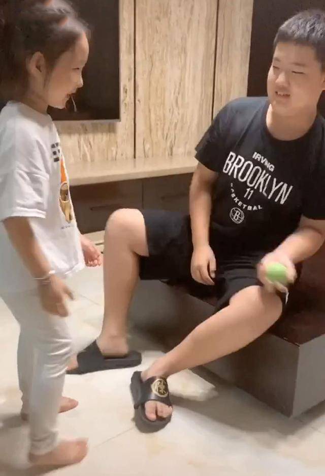 妹妹带“闺蜜”回家，哥哥陪其玩耍让妹妹醋意大发，网友：那是未来大嫂